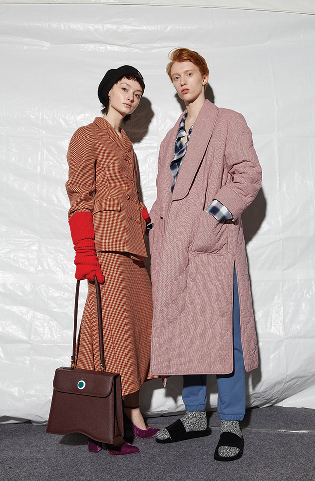 커플룩을입은 푸시버튼 쇼의 모델들