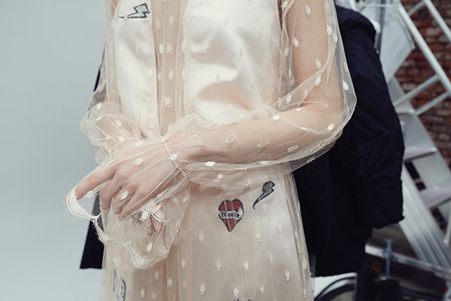 펑키한 패치가 비치는 제인송의 시스루 레이스 드레스