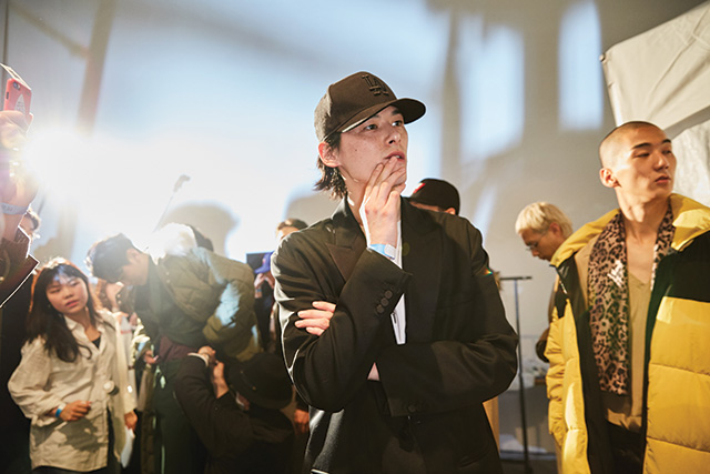 쇼영상을모니터중인 디자이너 김원중