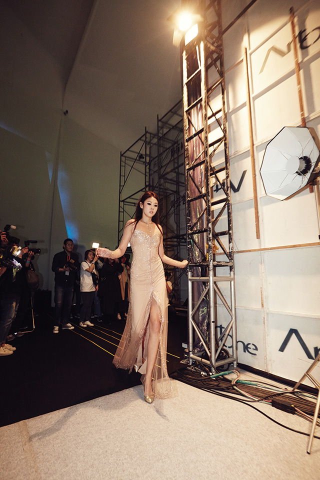 미스지 쇼의 피날레 워킹을 마친 후 뛰어들어오는 모델 한혜진