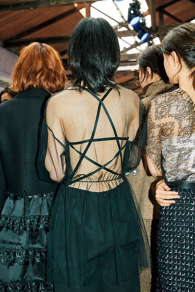 제인송의 시그너처이기도 한별스트랩이이번시즌엔 시스루 룩과 만났다