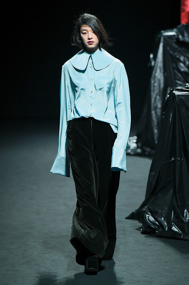 커다란 라펠이 사랑스러움을 더했다