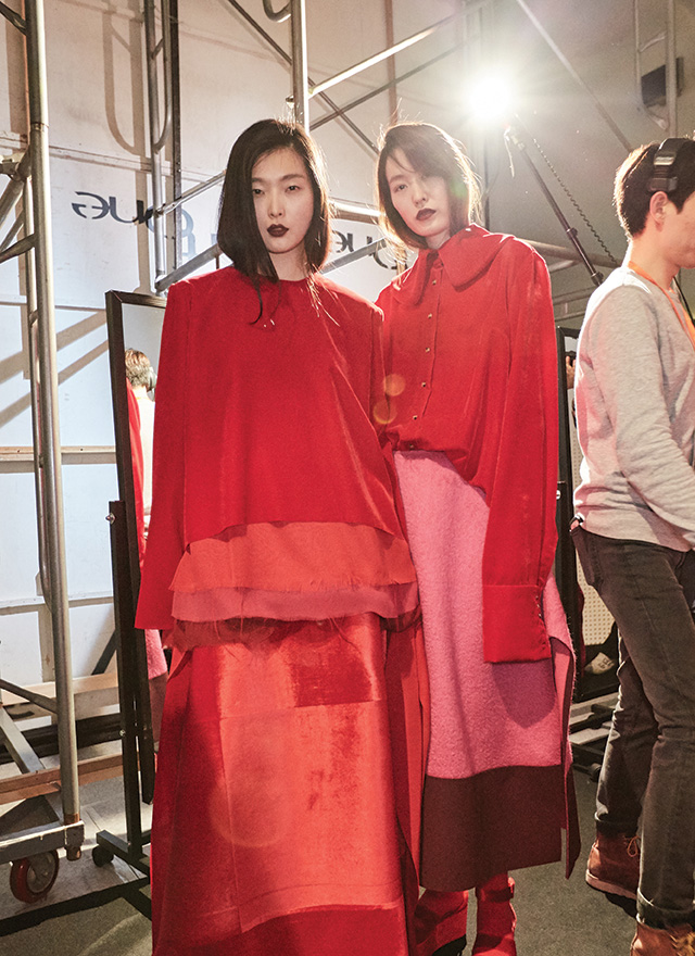 <메디아>를 연상케 하는 레드 룩