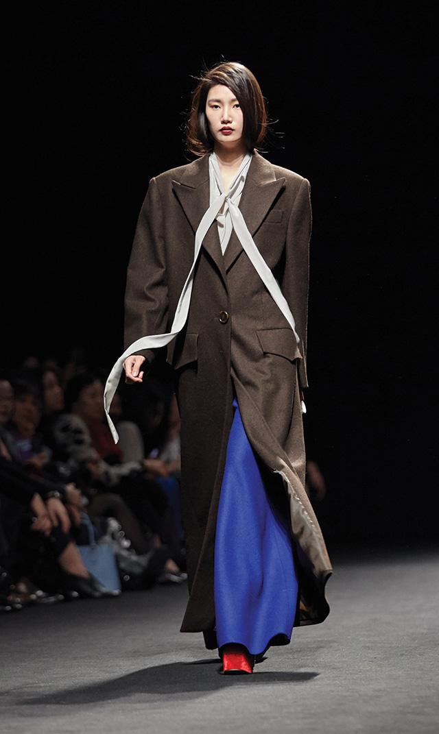 오버사이즈 맥시 코트와 페미닌한 실크 블라우스의 만남