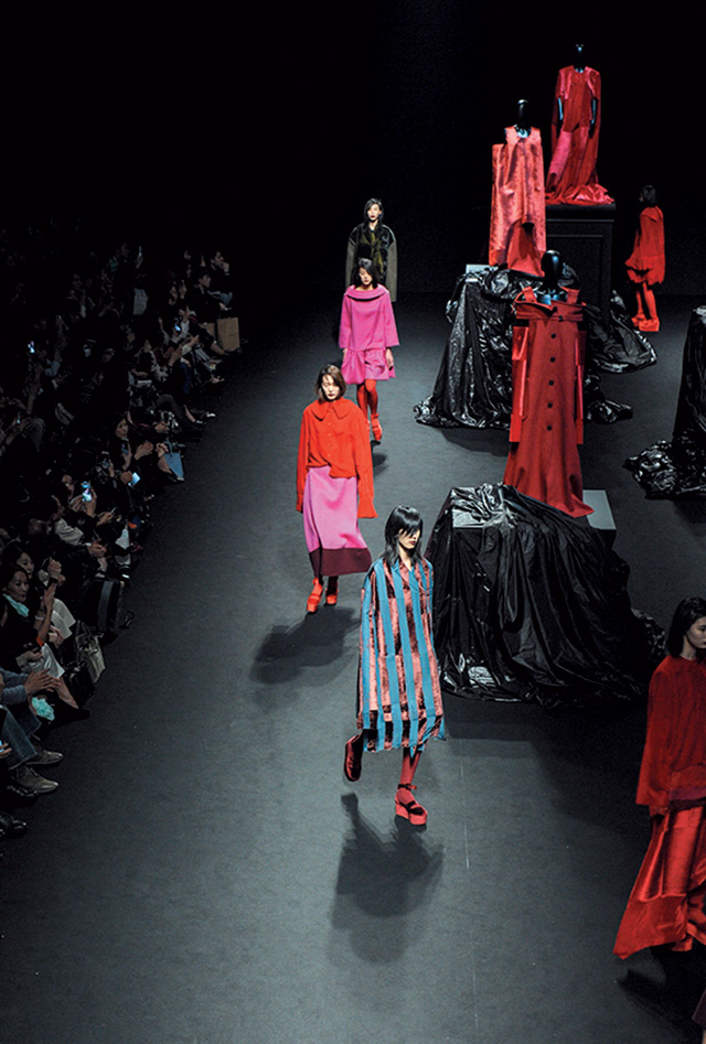 레드 드레스가 전시된 진태옥의 런웨이