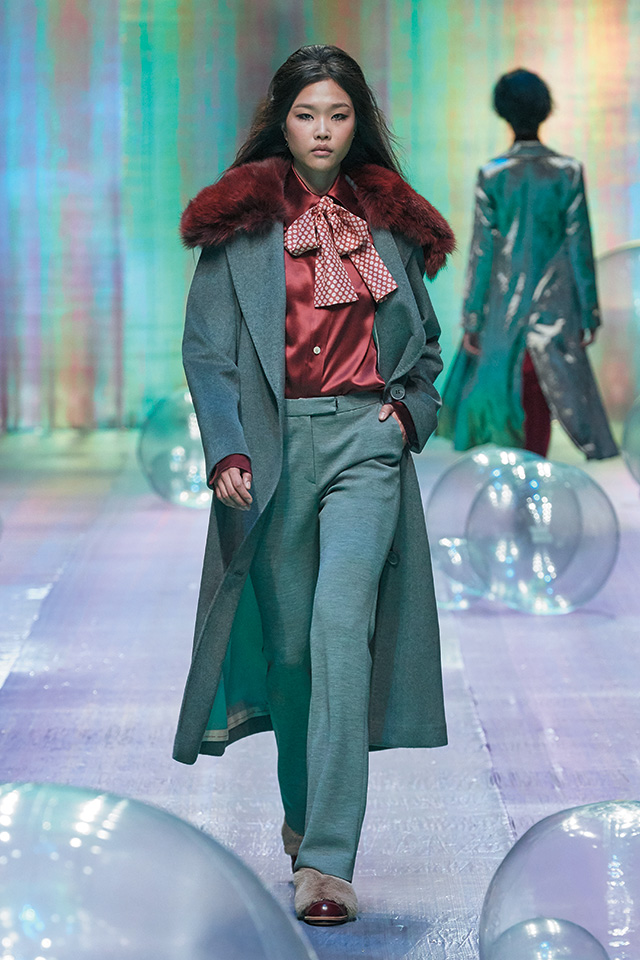 풍성한 퍼 베스트와 드레스의 조화