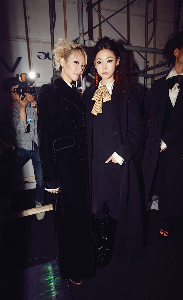 에드워디언 풍의 룩을 입은 모델 수주와 한혜진