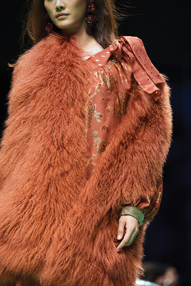 풍성한 퍼 베스트와 드레스의 조화