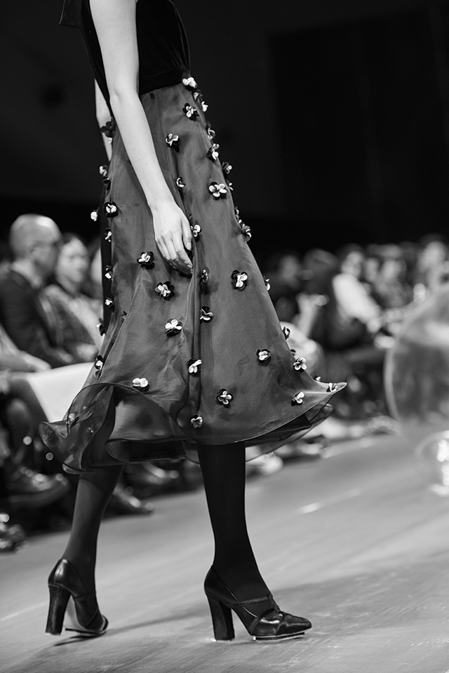 우아하게 흩날리는 시퀸 장식의 드레스