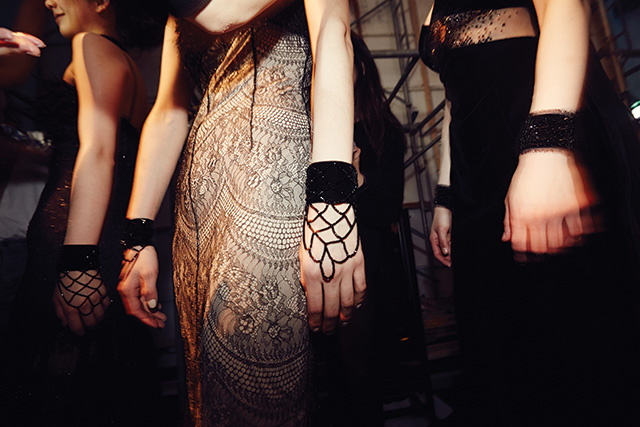 레이스 소재와 어우러진 핸드 피스  