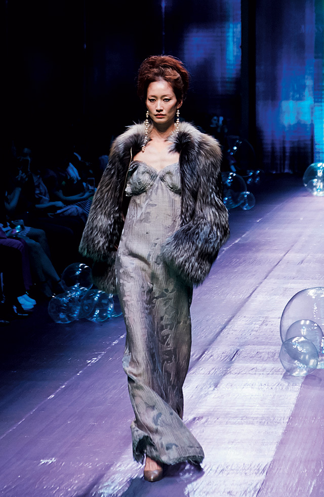  지춘희 특유의 드라마틱한 드레스 룩