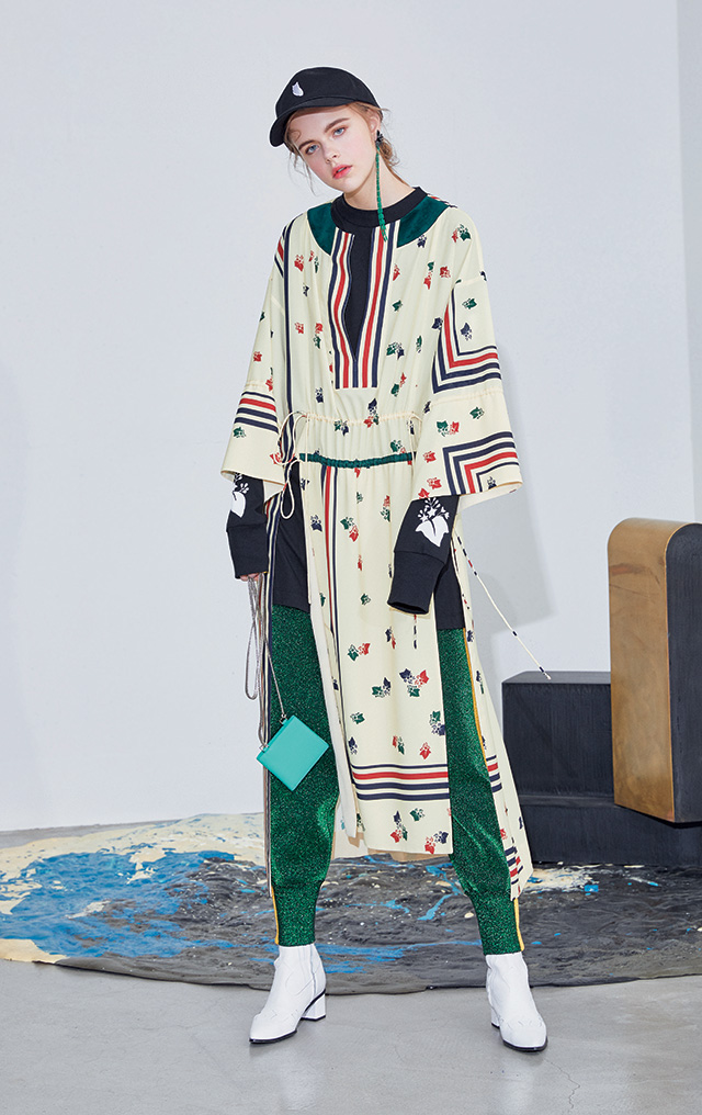 오동나무 패턴과 벨벳의 경쾌한 변주를 주목할 것