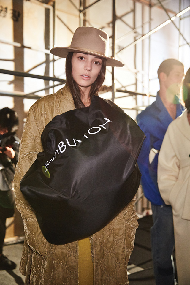  노마드 컨셉트의 룩과 오버사이즈 백의 조화