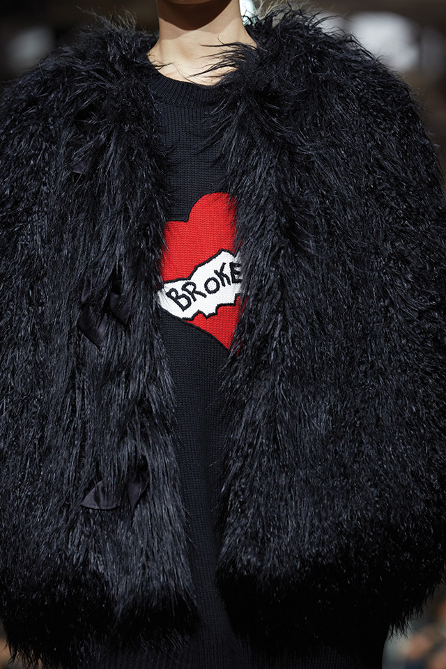 페이크 퍼 코트 사이로 드러난 하트 패턴