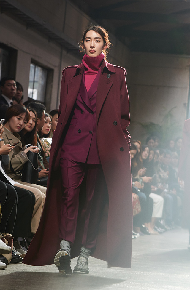 시크한 버건디 컬러 수트 룩