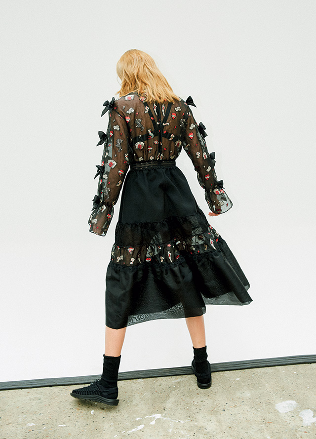 리본 장식이 사랑스러운 시스루 드레스