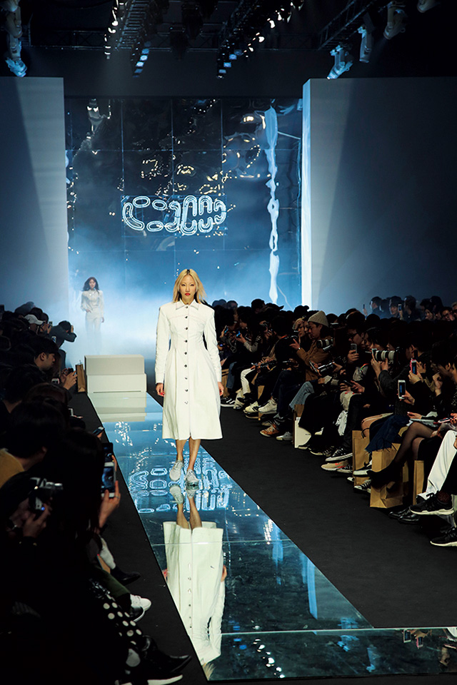  화이트 룩을 입은 모델 수주의 오프닝