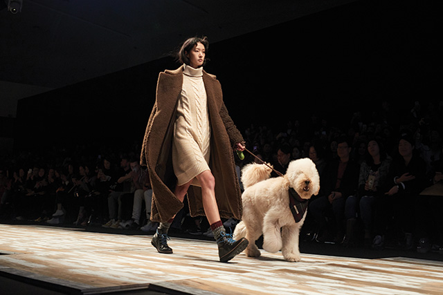 모두의 시선을 사로잡은 모델 강소영과 노루의 피날레 워킹