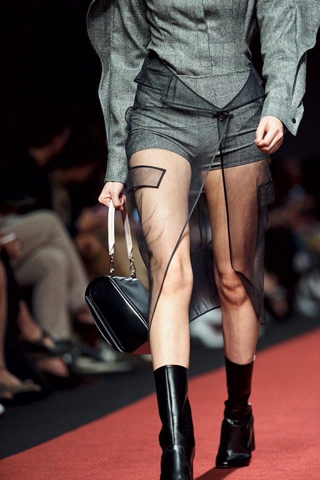 남성적인 셔츠와 시스루 소재의 믹스 매치