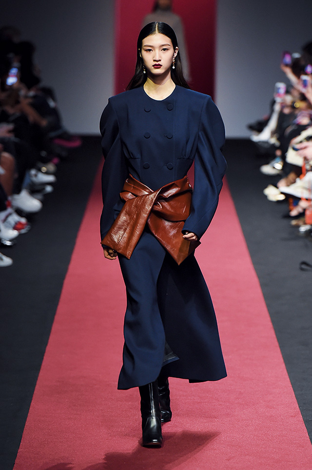 글래머러스한 레트로 룩을 선보인 YCH