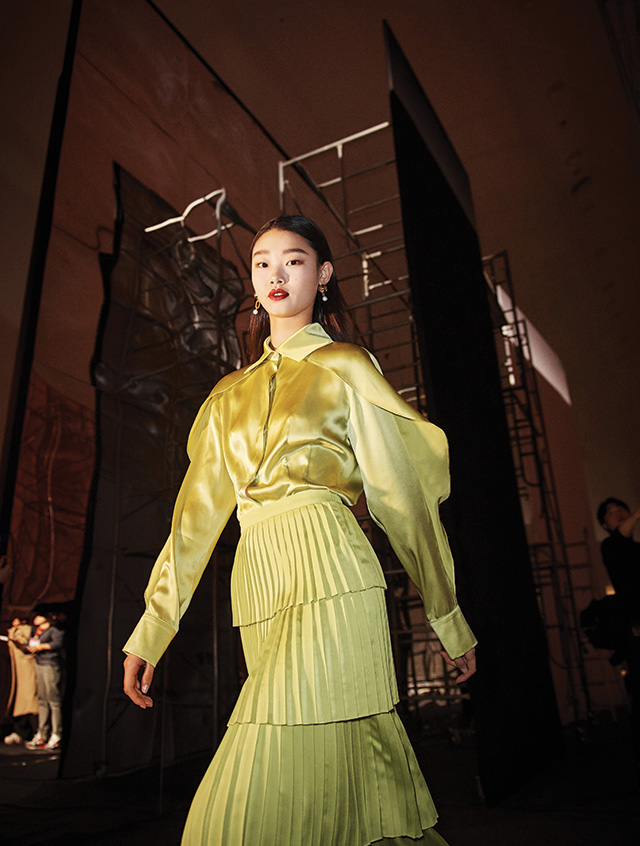 YCH 특유의 로맨틱한 플리츠 룩을 완벽하게 소화한 모델 배윤영