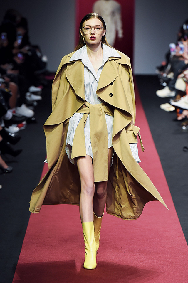 매니시한 오버사이즈 코트가 시선을 사로잡았다