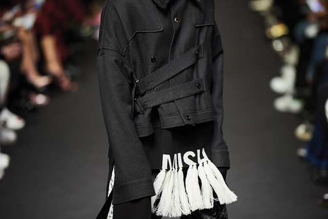 아미시의 복식에서 영감을 받은 태슬 장식 