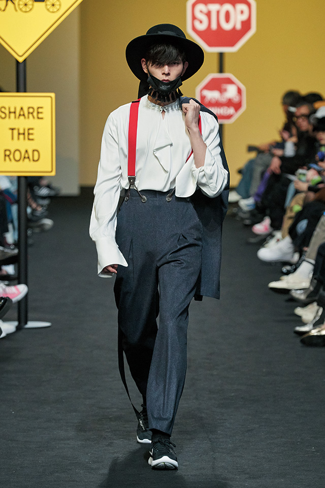 포멀한 의상에 컬러풀한 서스펜더를 가미했다