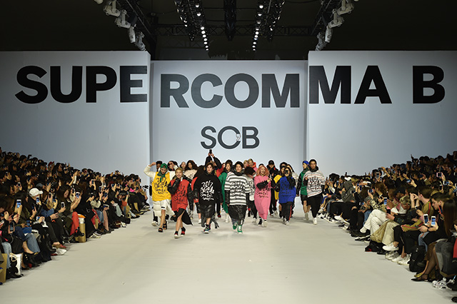 슈퍼콤마비의 피날레는 바로 ‘빅’ 티셔츠의 행렬!