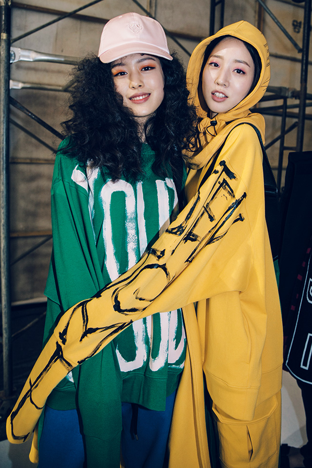 슈퍼콤마비의 알록달록한 컬러 플레이