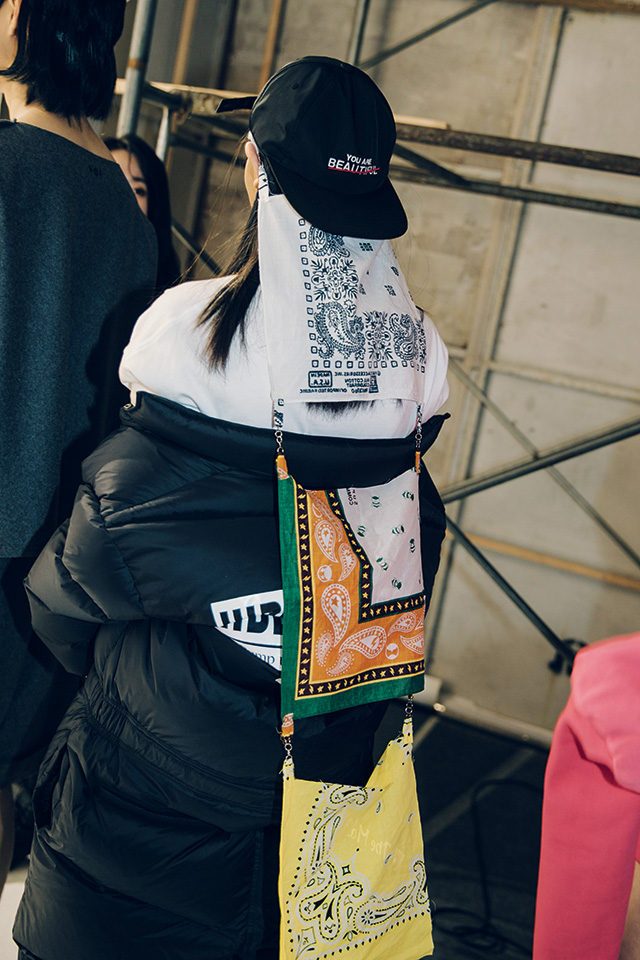 볼캡에 밴대너를 줄줄이 이어 붙인 슈퍼콤마비의 위트