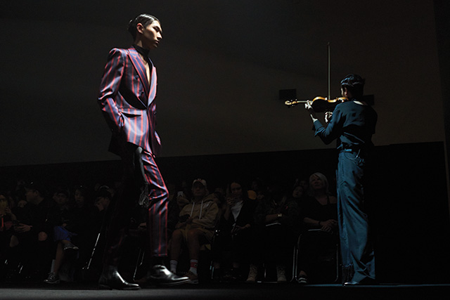 바이올린 선율과 어우러진 우아한 실크수트룩