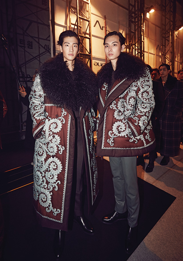 오리엔탈 무드의 퀼팅 아우터를 입은 모델들