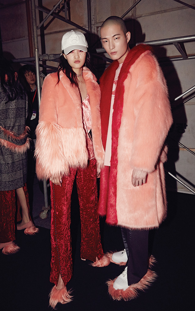코트와 백, 슈즈에 페이크 퍼를 장식해 포인트를 가미한 카이 컬렉션