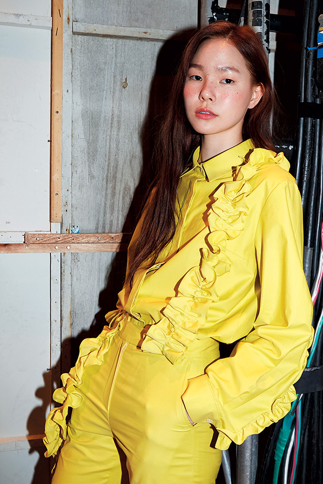 여성스러운 러플이 더해진 옐로셔츠룩