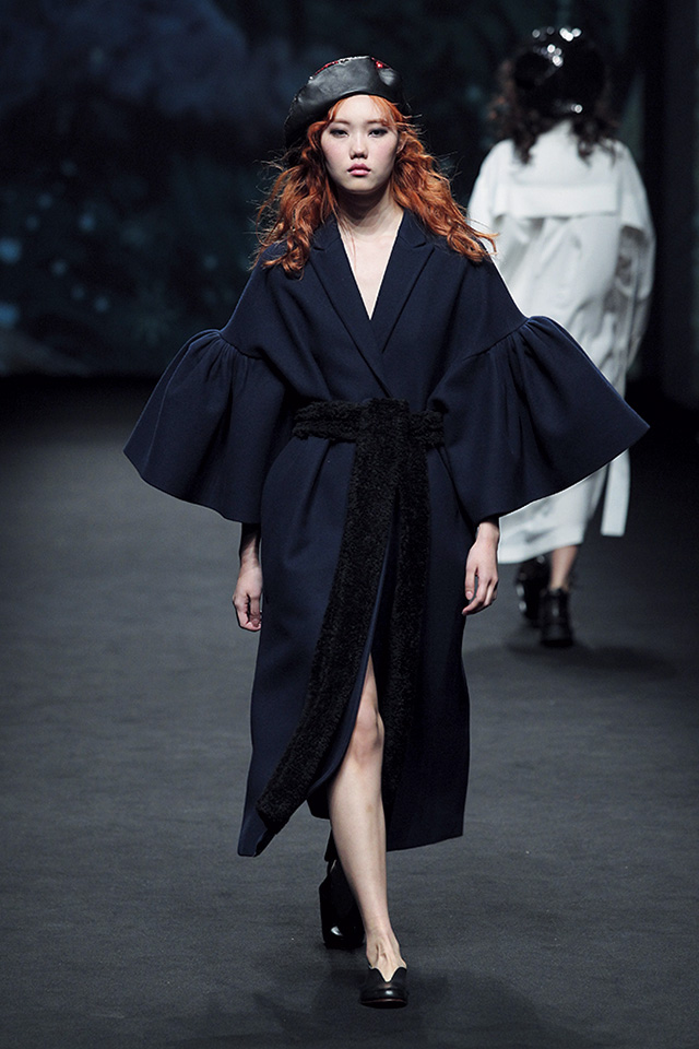 풍성한 소매 실루엣이 돋보이는 아우터