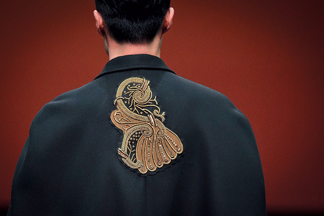 수트에 더해진 화려한 금장 패치