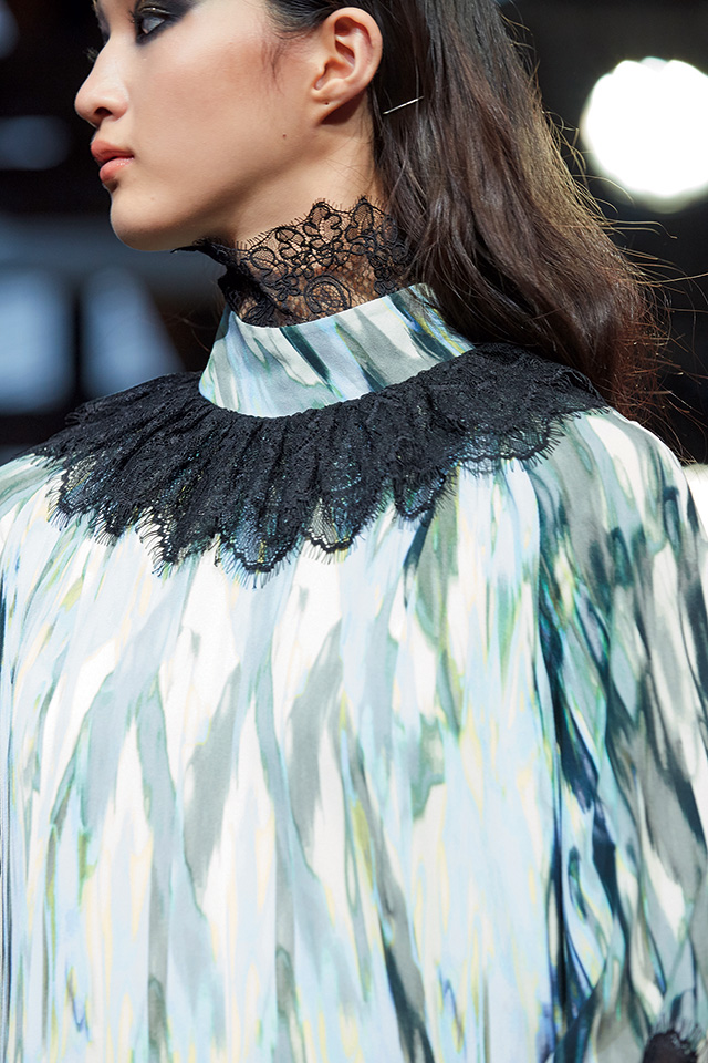 시어한 레이스 소재의 레이어링이 돋보인다