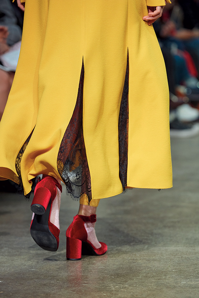 여성스러운 소재와 컬러의 조화