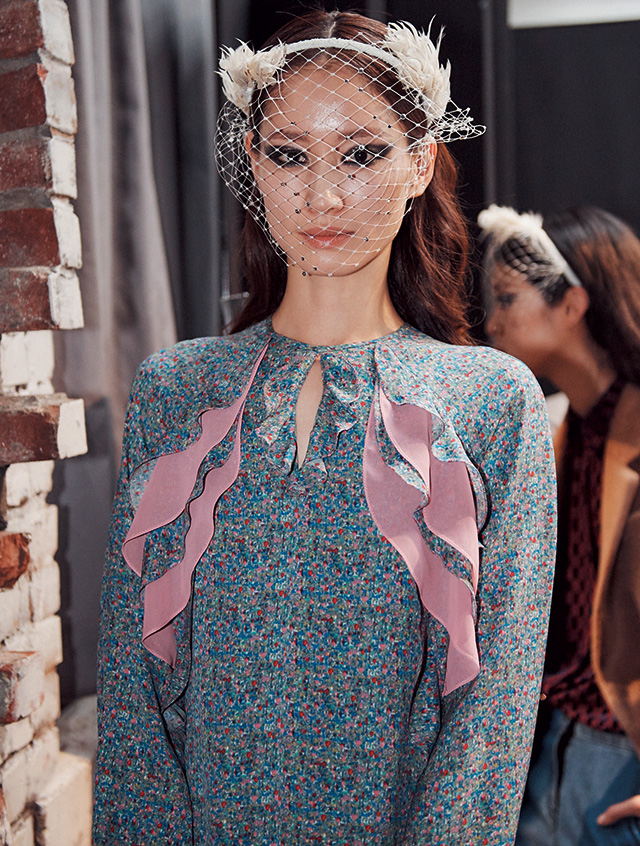 로맨틱한 헤드 피스와 러플 장식 포인트의 룩을 착용한 모델 박세라