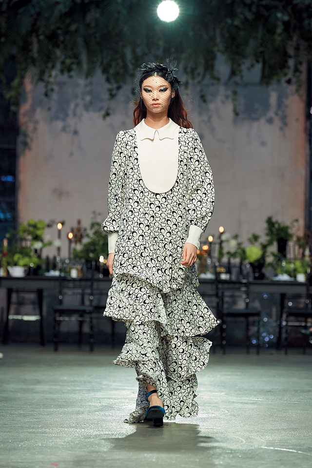 페기의 시그너처인 프레임 모양의 칼라와 프린트가 조화를 이룬 우아한 맥시 드레스