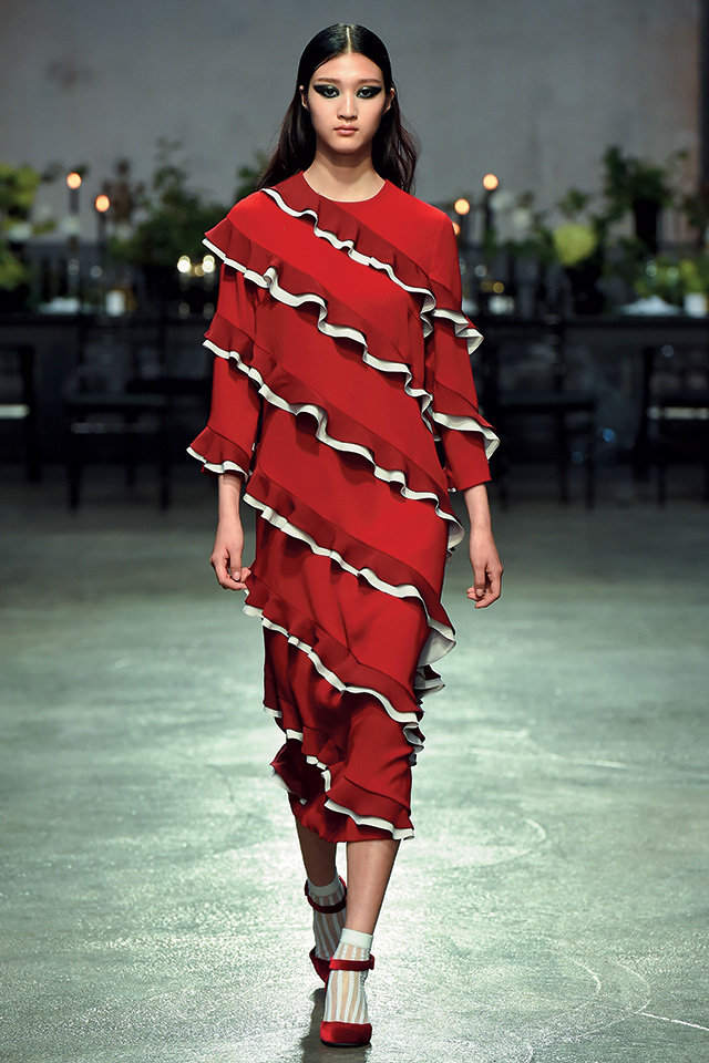 강렬한 레드와 로맨틱한 러플의 만남