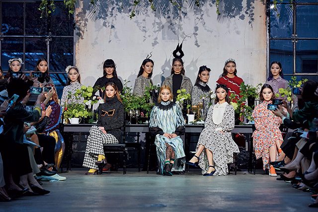 페기 구겐하임에게 영감을 받은 앤디앤뎁의 아름다운 피날레 신