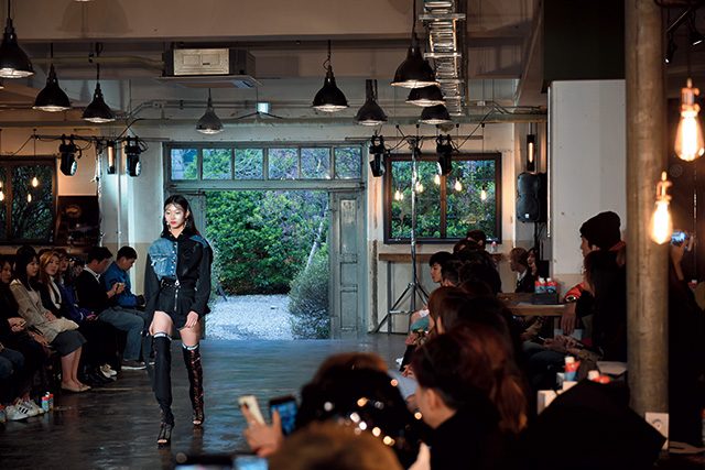 후디와 데님이 믹스된 쿨한 스트리트 웨어를 선보였다