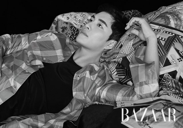 은은한 광택의 체크 블라우스와 점프수트는 모두 Kimseoryong 제품.