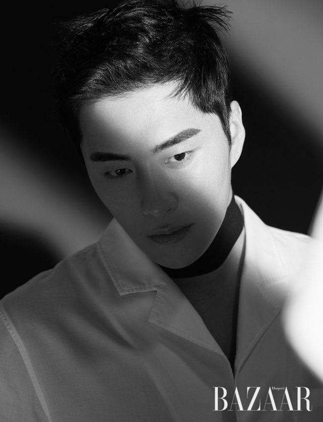 모던한 디자인의 화이트 셔츠는 Cos 제품.