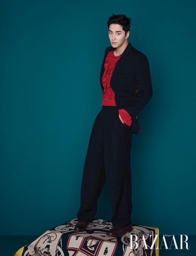 어깨를 강조한 재킷, 핀턱 디테일의 와이드 팬츠는 모두 Mnn, 러플 디테일 블라우스는 Kimseoryong, 윙팁 슈즈는 Alden by Unipair 제품.