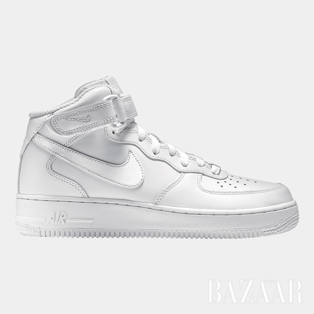 “나이키 에어 포스 원을 컬러별로 갖고 있다.” 나이키 에어 포스 원 미드 07 스니커즈는 약 $95로 Nike 제품. 