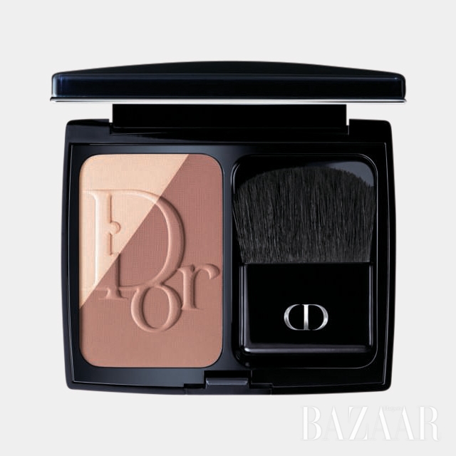 “컨투어를 강조하고 싶을 땐 디올의 블러시를 사용한다.” Dior ‘디올블러쉬 스컬프트 프로페셔널 컨투어링 파우더 블러쉬’는 약 $44.