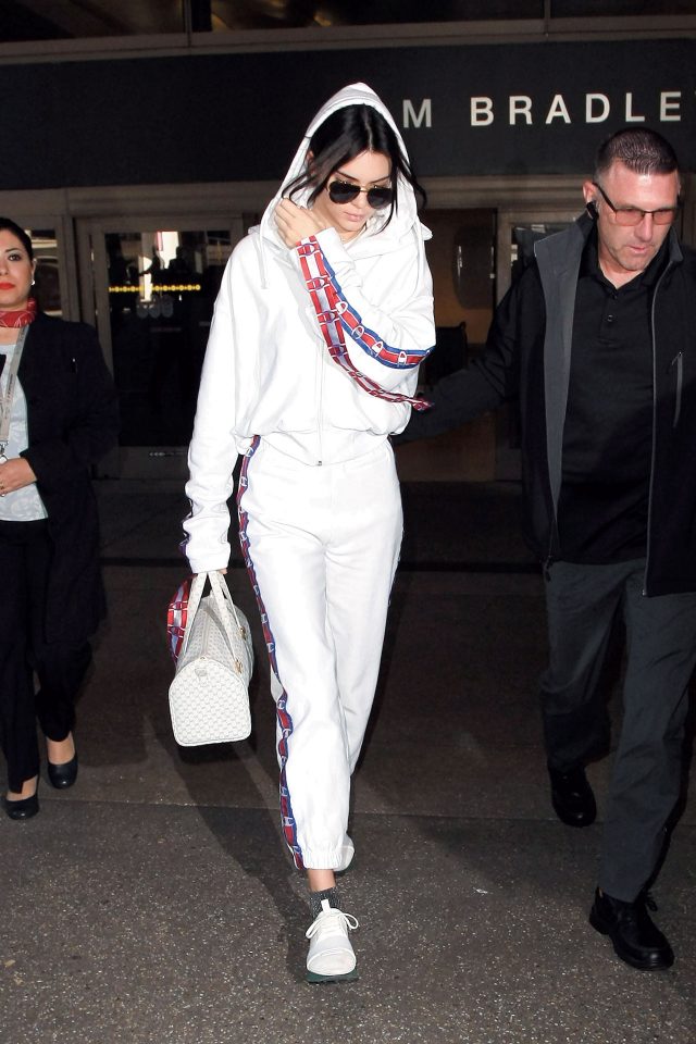 트렌디한 베트멍의 챔피온 트레이닝 룩으로 공항에 등장한 켄달 제너